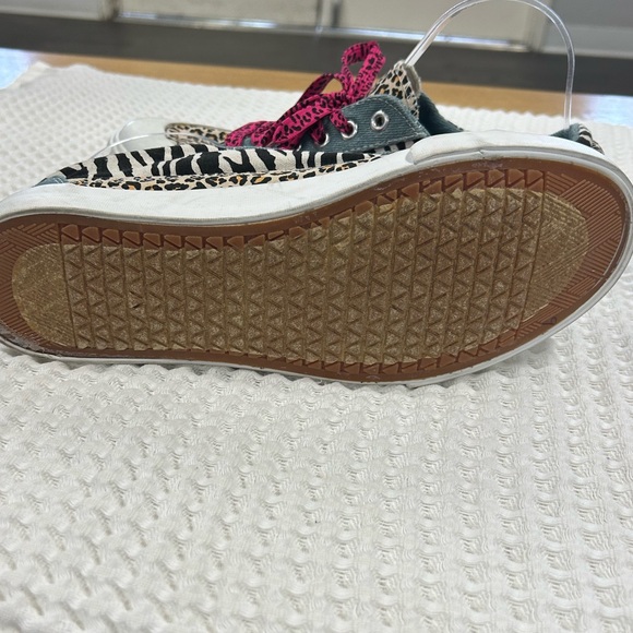 Stylish Leopard Print Sneakers with Pink Laces - Picture 6 of 7